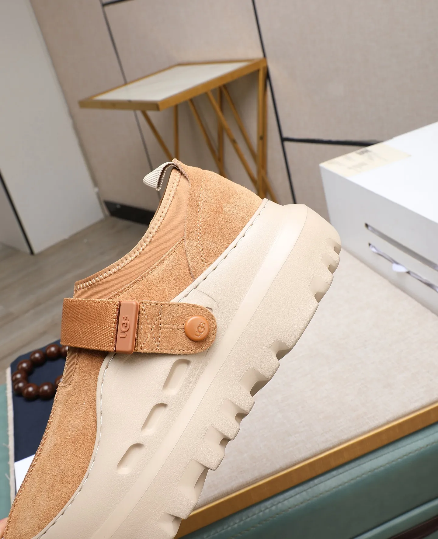 Men's men's shoes 💰580 (full genuine wool lining, 10% off for fake ones) Please note the quality of the original order and compare the thickness of the wool 🏮🏮 Popular UGG from Australia's warm luxury brand men's shoes, the official website is synchronized, Beckham men's style..., made of imported top-layer waxed cowhide, waxed toe cap, Australian real wool velvet lining Carefully sewn...Imported rubber Martin boots outsole (comfortable, soft, wear-resistant) The quality is really great...Exquisite workmanship, you won't be able to put it down at first sight, size 39-44 (customized in 45)